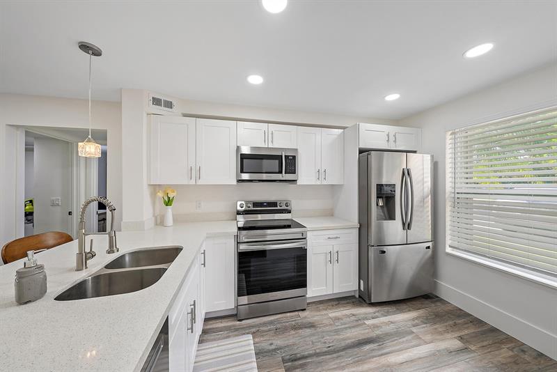 Image 3 of 28 For 6928 Briarlake  102