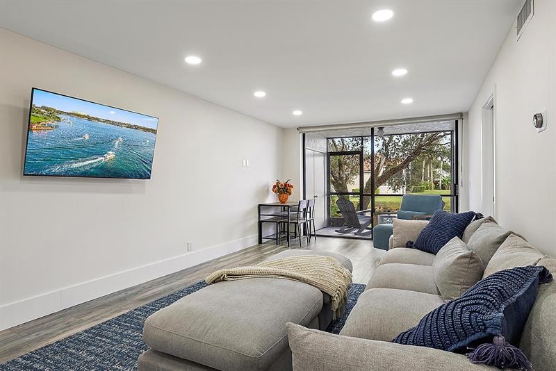 Image 4 of 28 For 6928 Briarlake  102