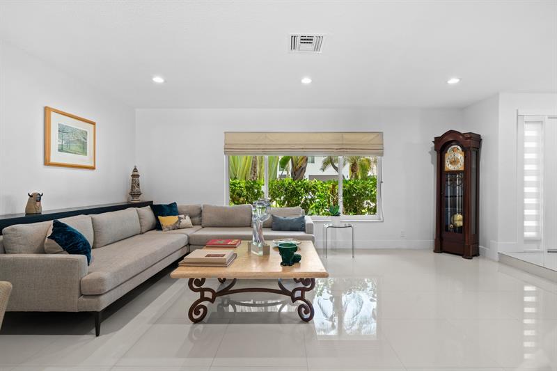 Image 7 of 28 For 326 Seven Isles Dr