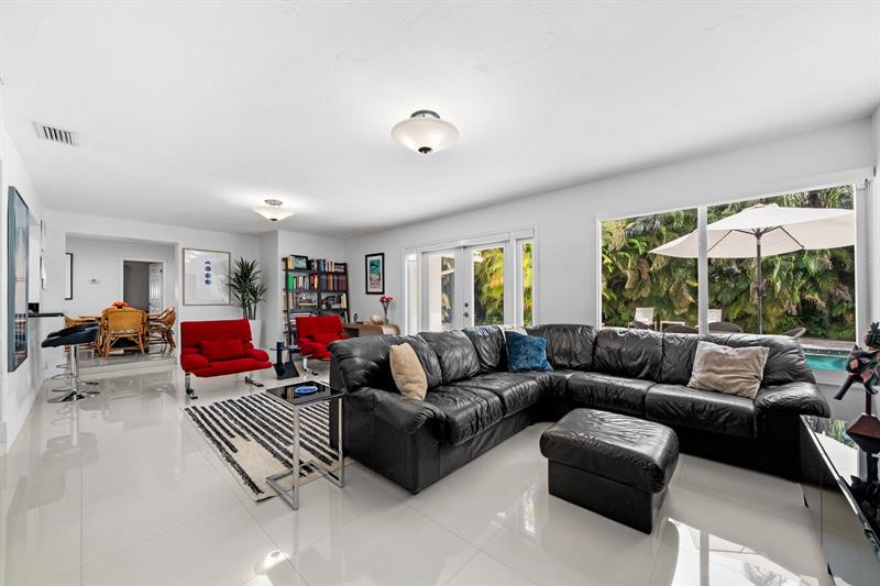 Image 8 of 28 For 326 Seven Isles Dr