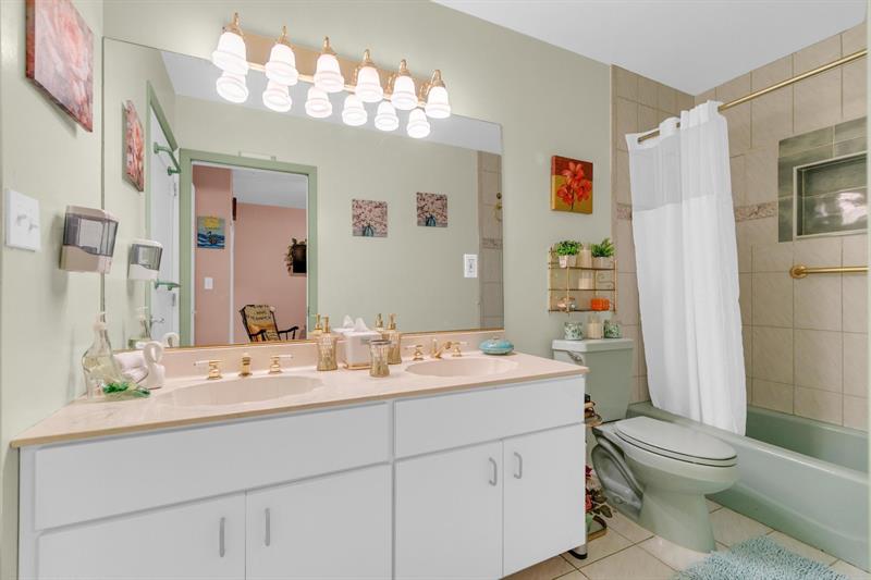 Image 8 of 11 For 18201 87th Ave