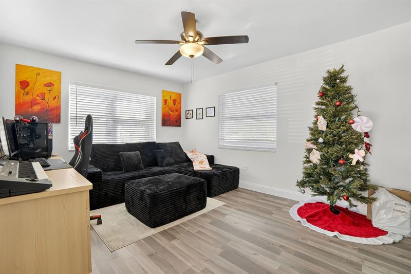 Image 7 of 15 For 501 S E St  