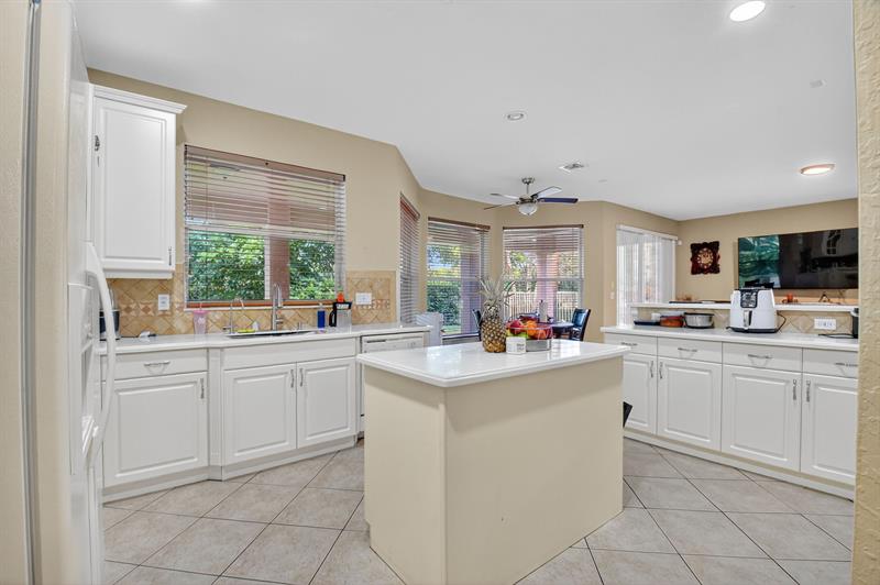 Image 16 of 69 For 9393 Savannah Estates Drive