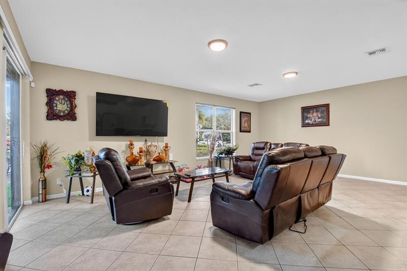 Image 22 of 69 For 9393 Savannah Estates Drive