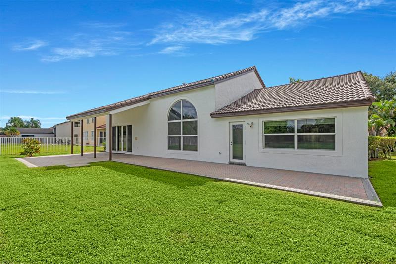 Image 11 of 71 For 10475 Bermuda Dr