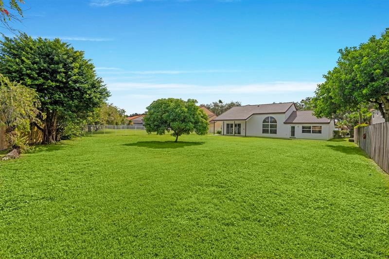 Image 12 of 71 For 10475 Bermuda Dr