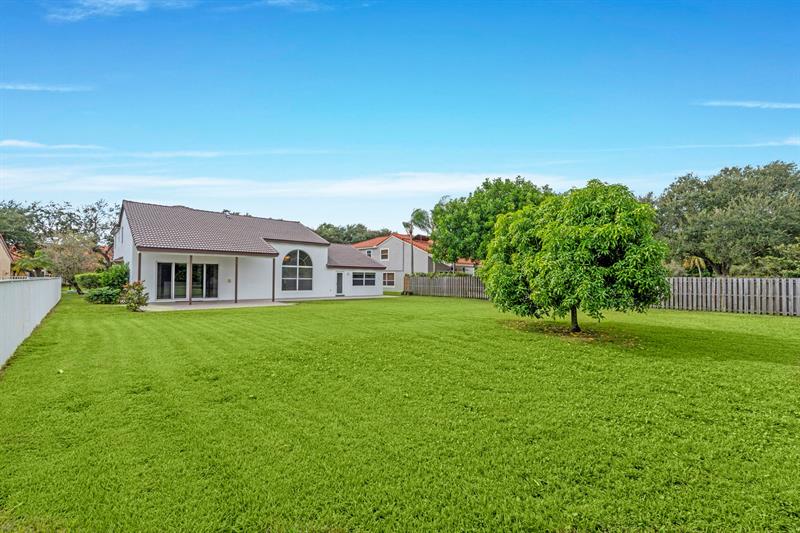 Image 13 of 71 For 10475 Bermuda Dr