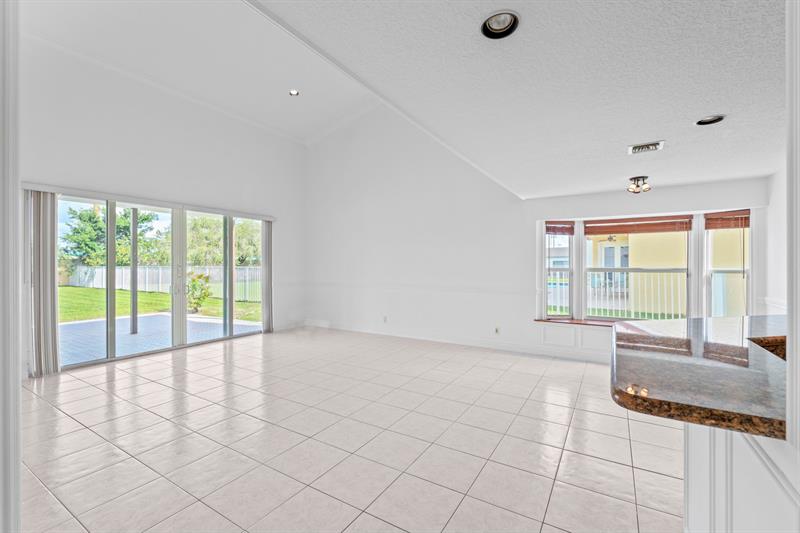 Image 21 of 71 For 10475 Bermuda Dr