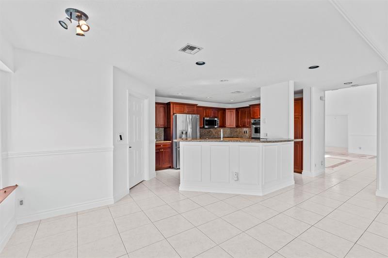 Image 25 of 71 For 10475 Bermuda Dr