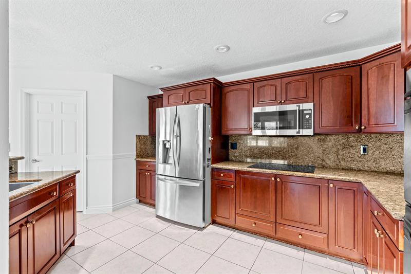 Image 27 of 71 For 10475 Bermuda Dr