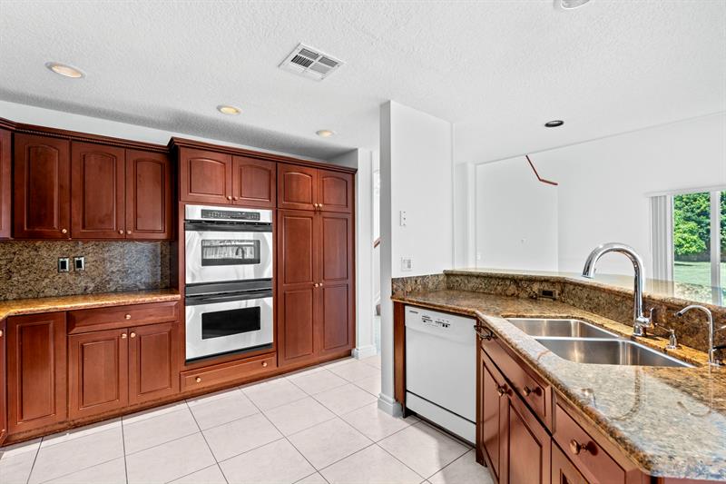 Image 29 of 71 For 10475 Bermuda Dr