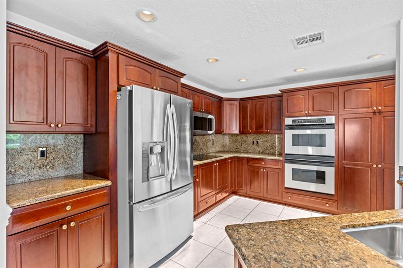 Image 30 of 71 For 10475 Bermuda Dr