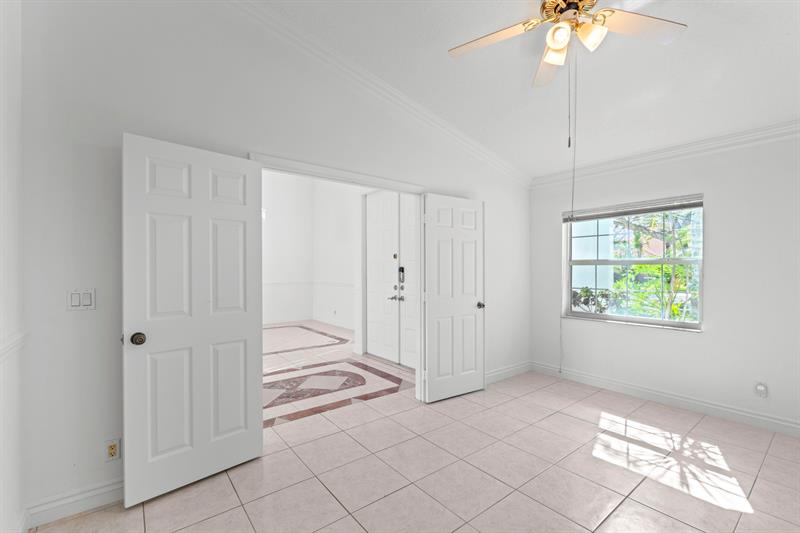 Image 33 of 71 For 10475 Bermuda Dr