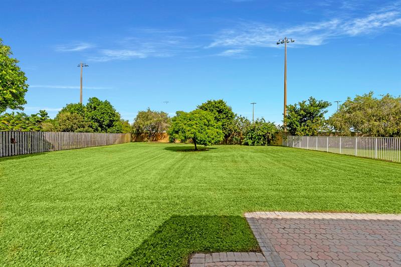 Image 4 of 71 For 10475 Bermuda Dr