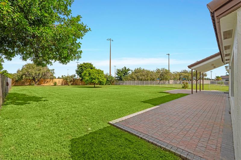 Image 5 of 71 For 10475 Bermuda Dr