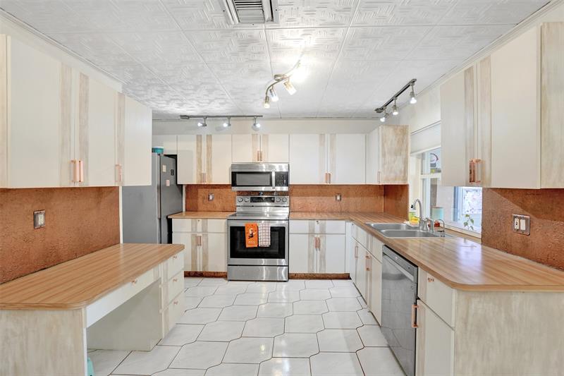 Image 11 of 35 For 5372 Pine Circle