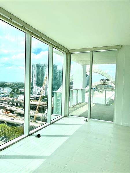 Image 5 of 13 For 1040 Biscayne Blvd  1406