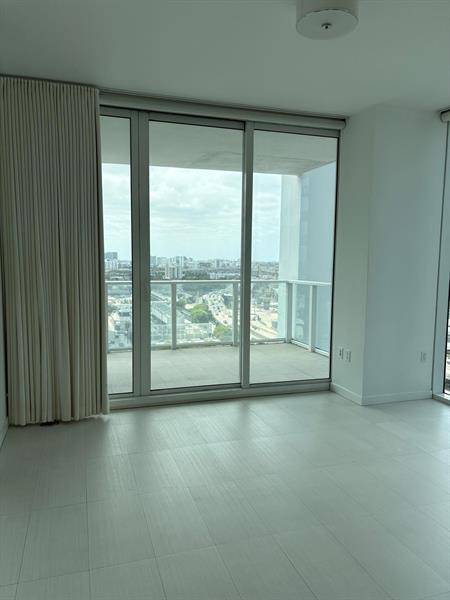 Image 6 of 13 For 1040 Biscayne Blvd  1406