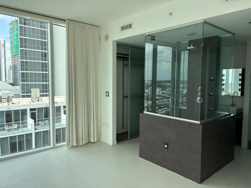 Image 7 of 13 For 1040 Biscayne Blvd  1406