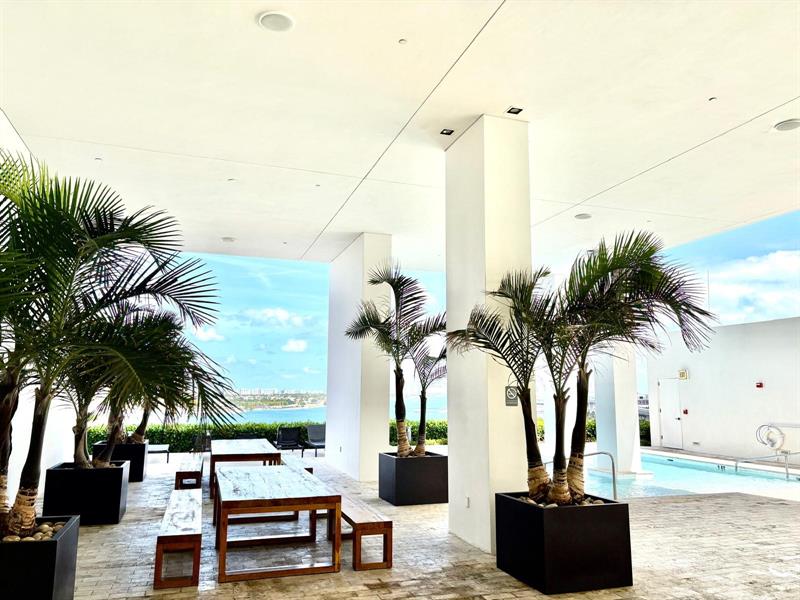 Image 9 of 13 For 1040 Biscayne Blvd  1406