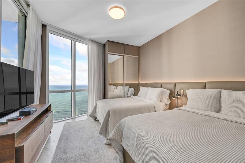 Image 22 of 37 For 16001 Collins Ave  3004