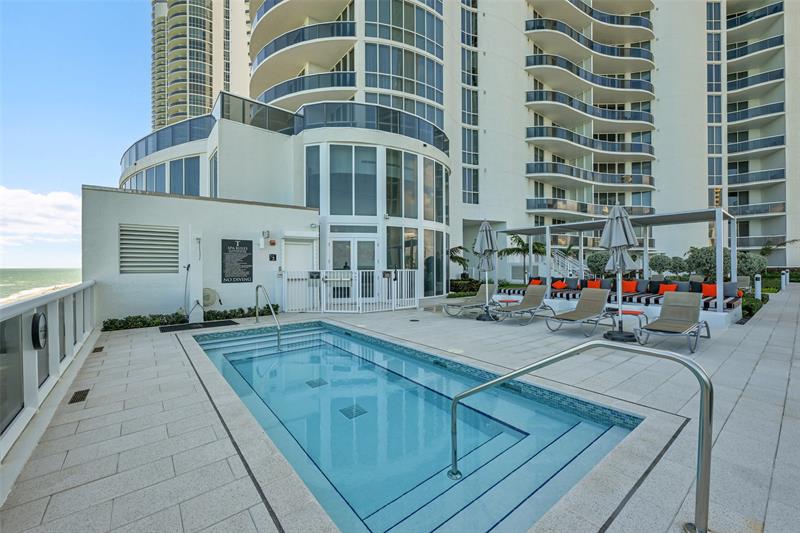 Image 31 of 37 For 16001 Collins Ave  3004