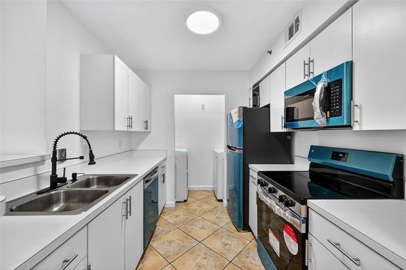 Image 18 of 31 For 2011 Renaissance Blvd  101