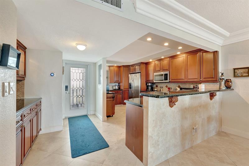 Image 10 of 51 For 1012 Ocean Blvd  Ph7