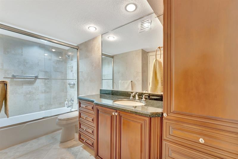 Image 29 of 51 For 1012 Ocean Blvd  Ph7