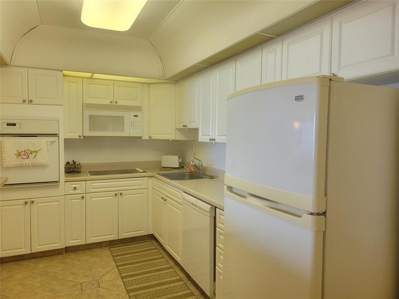 Image 5 of 17 For 19380 Collins Ave  1020