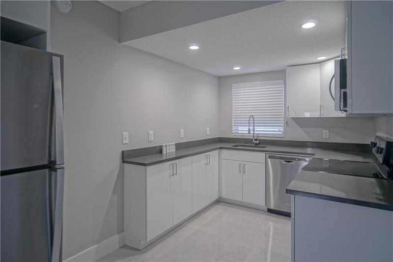 Image 3 of 14 For 640 7th Ave  10