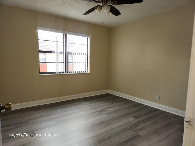 Image 22 of 34 For 10293 33rd St