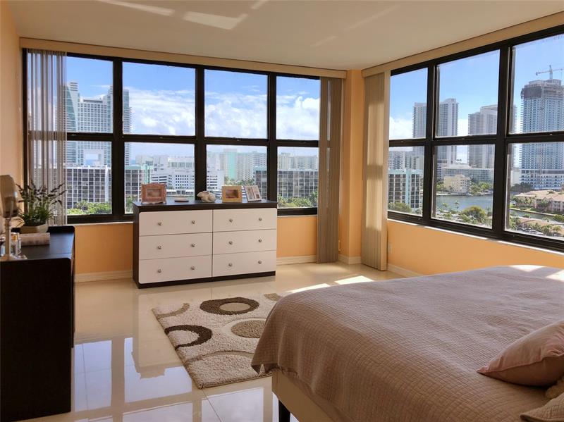 Image 4 of 13 For 2500 Parkview Dr  1501