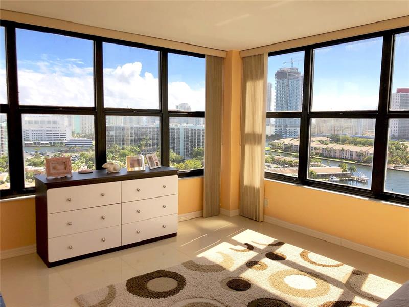 Image 5 of 13 For 2500 Parkview Dr  1501