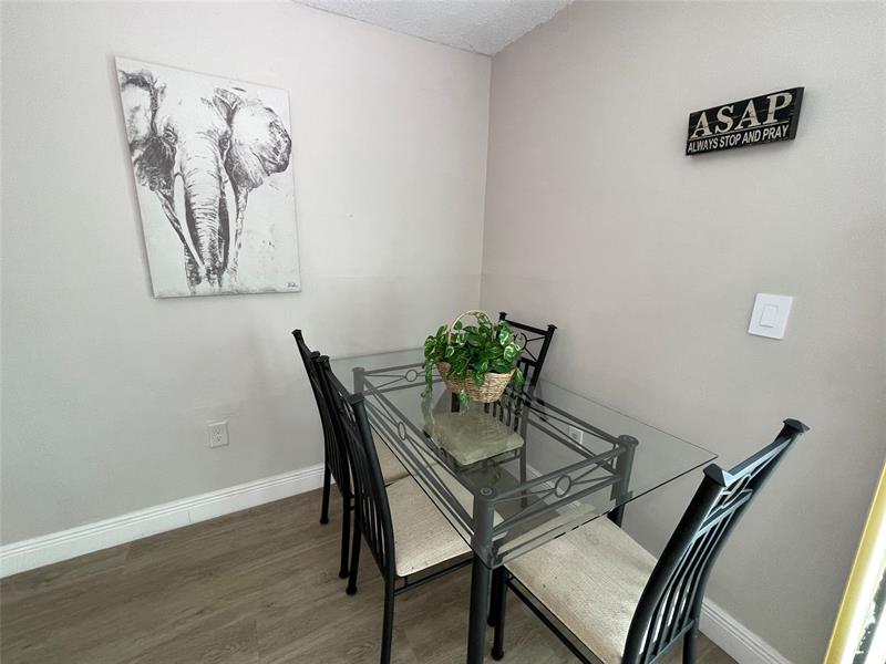 Image 11 of 33 For 4000 Del Rio Way