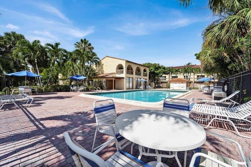 Image 23 of 33 For 4000 Del Rio Way