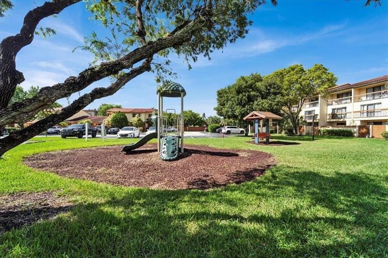 Image 24 of 33 For 4000 Del Rio Way