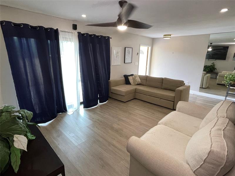 Image 3 of 33 For 4000 Del Rio Way