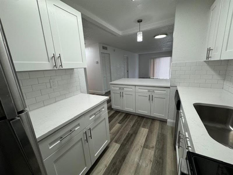 Image 9 of 13 For 5525 41st St  221