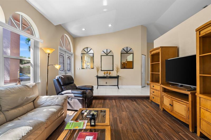 Image 5 of 49 For 3919 57th St