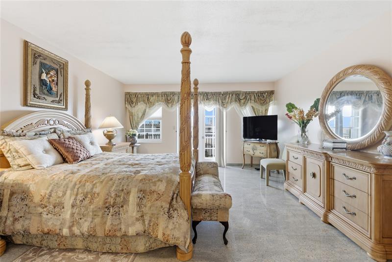 Image 17 of 49 For 3475 Ocean Boulevard  4010