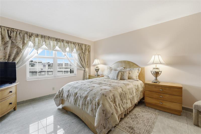 Image 21 of 49 For 3475 Ocean Boulevard  4010