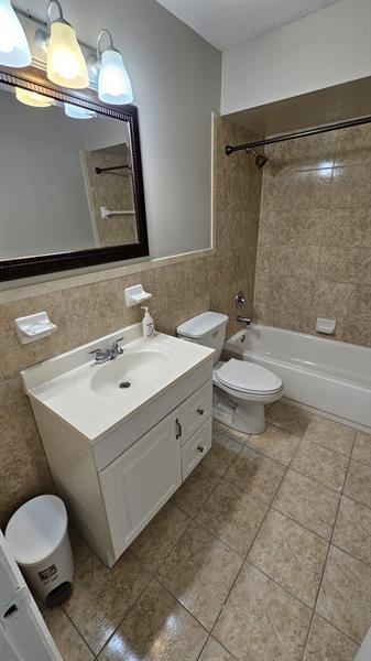 Image 11 of 18 For 5881 16th Pl  320