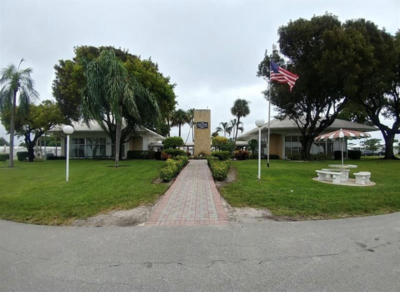 Image 24 of 35 For 2851 Golf Blvd  206