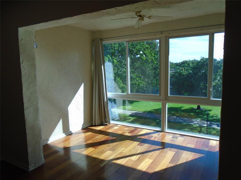 Image 4 of 33 For 608 Natura Blvd  309