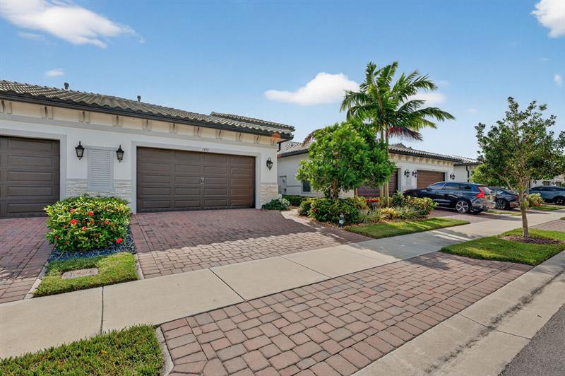 Image 5 of 71 For 7434 Blue Spring Dr