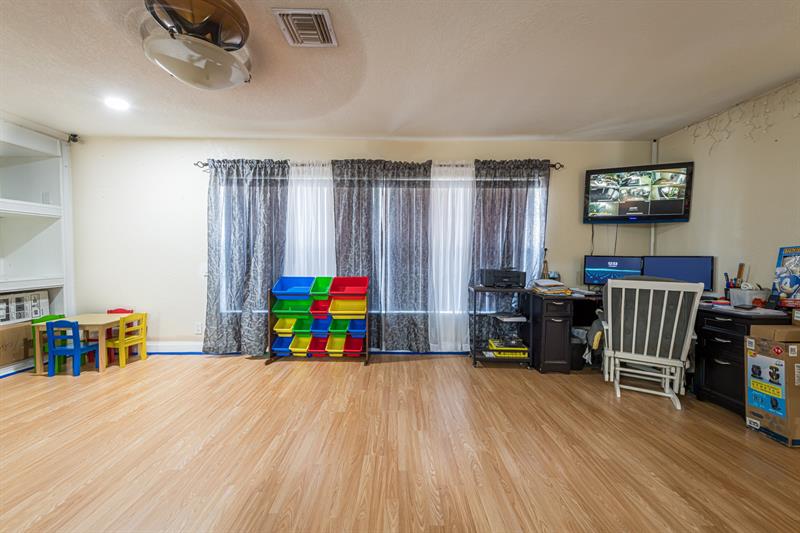 Image 13 of 26 For 11200 39th Ct