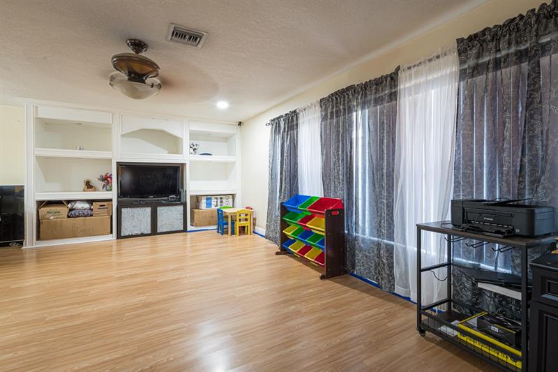 Image 14 of 26 For 11200 39th Ct