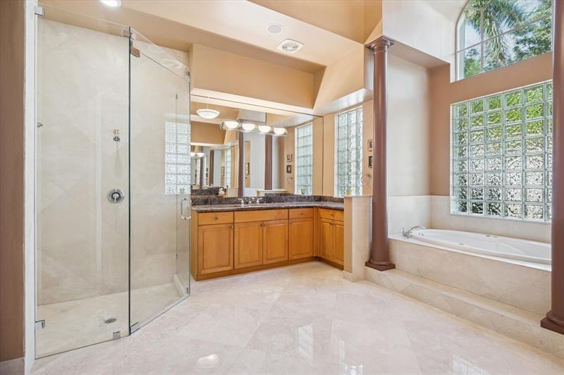 Image 17 of 43 For 10372 Lake Vista Cir