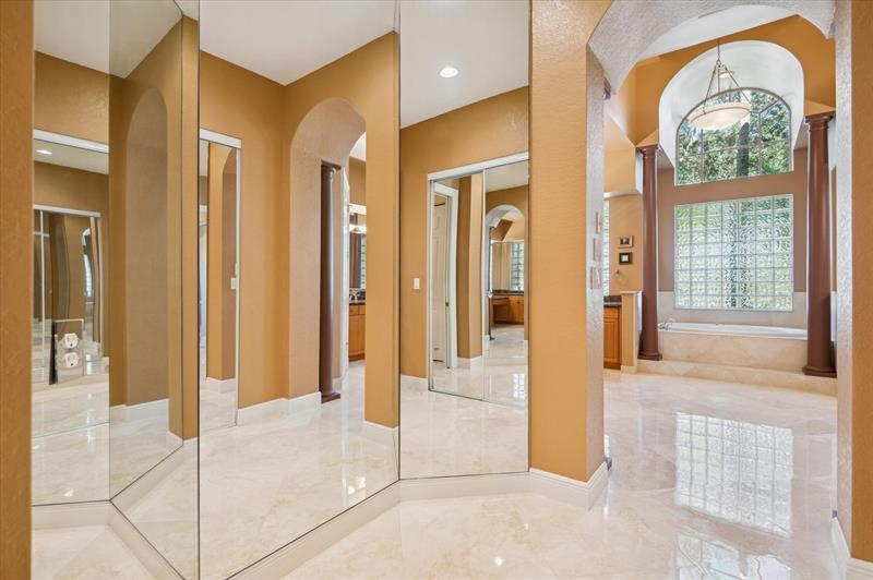 Image 18 of 43 For 10372 Lake Vista Cir